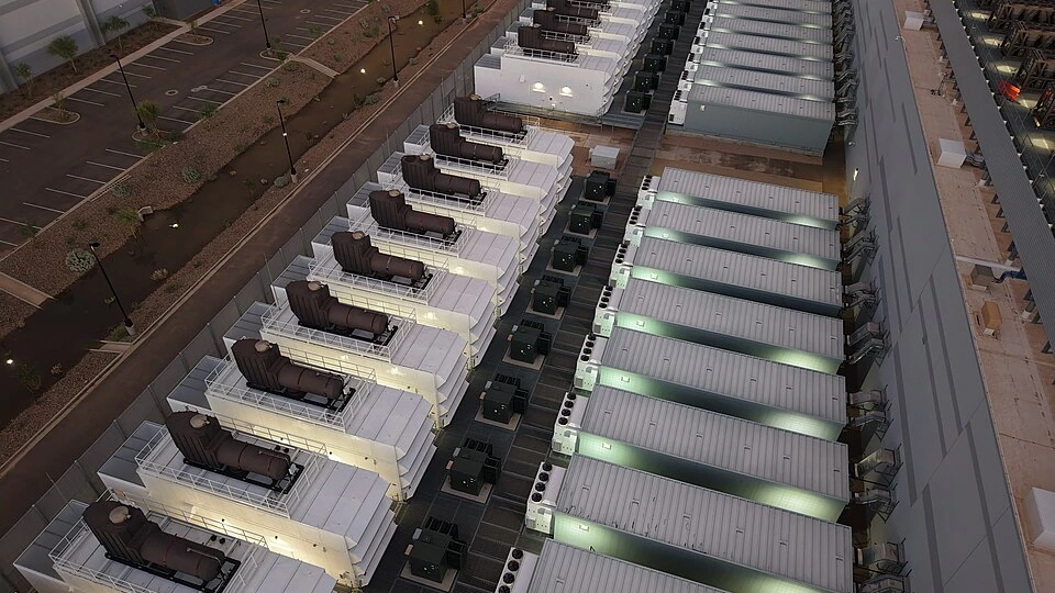 Vista aérea de generadores de respaldo y equipos eléctricos junto a un centro de datos en Mesa, Arizona.