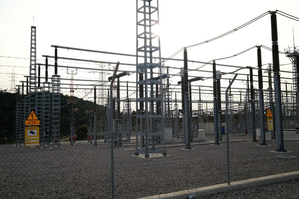 Subestación eléctrica con equipos de alta tensión y líneas de conexión.