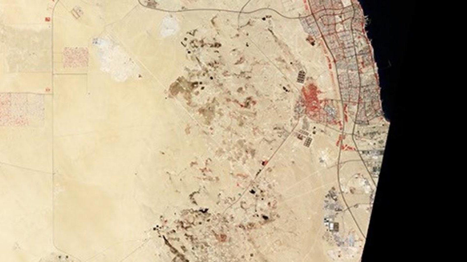 Imagen satelital en falso color de los campos petrolíferos de Kuwait, con zonas marrón oscuro asociadas a probables restos de antiguos lagos de petróleo y mantos de alquitrán.