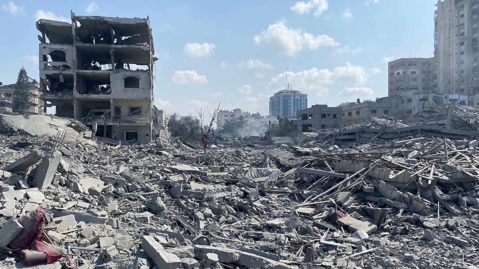 Edificios destruidos y grandes acumulaciones de escombros en una zona urbana de Gaza.