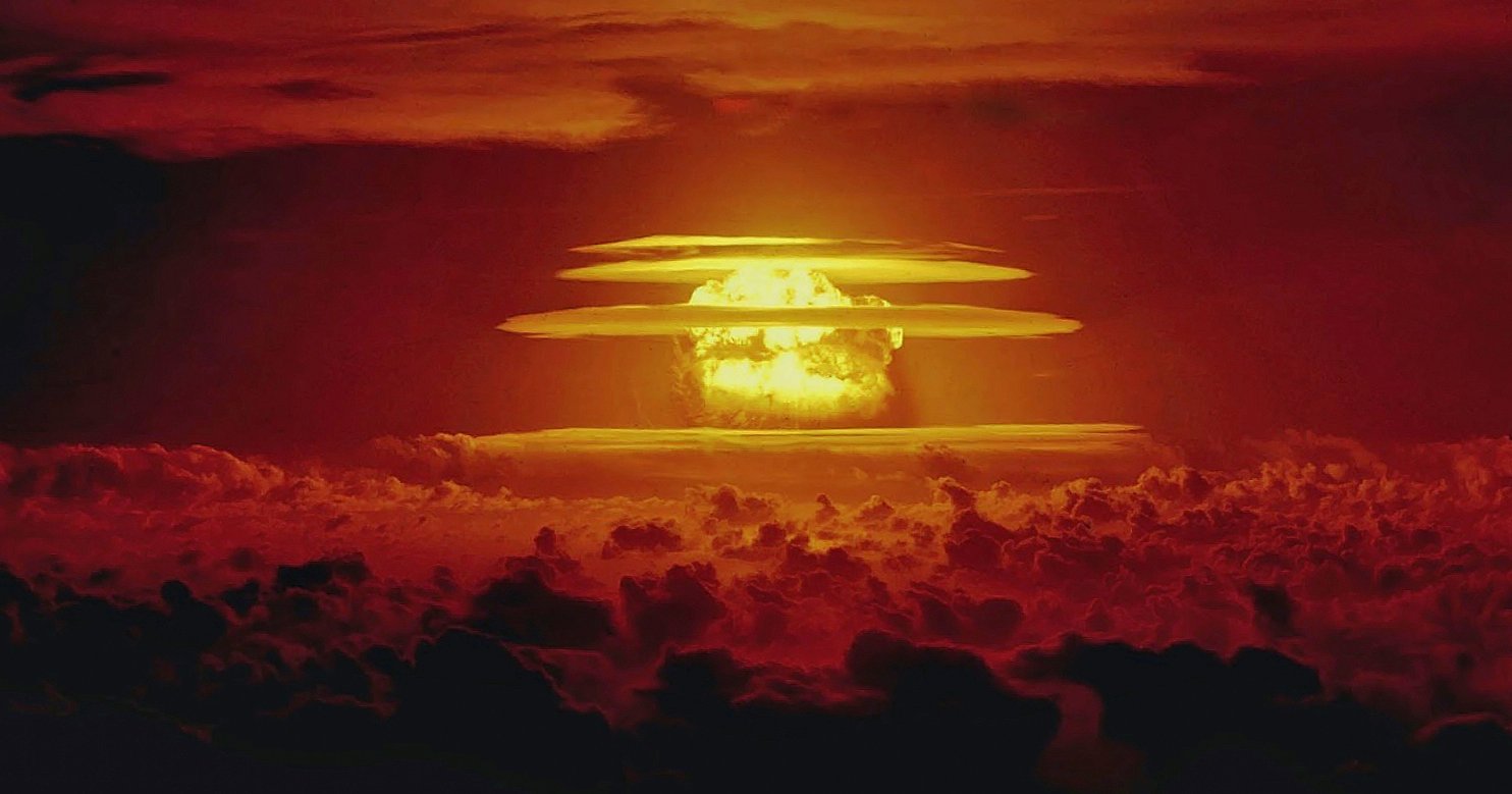 Detonación de Castle Bravo en el atolón de Bikini el 1 de marzo de 1954, vista sobre las nubes.