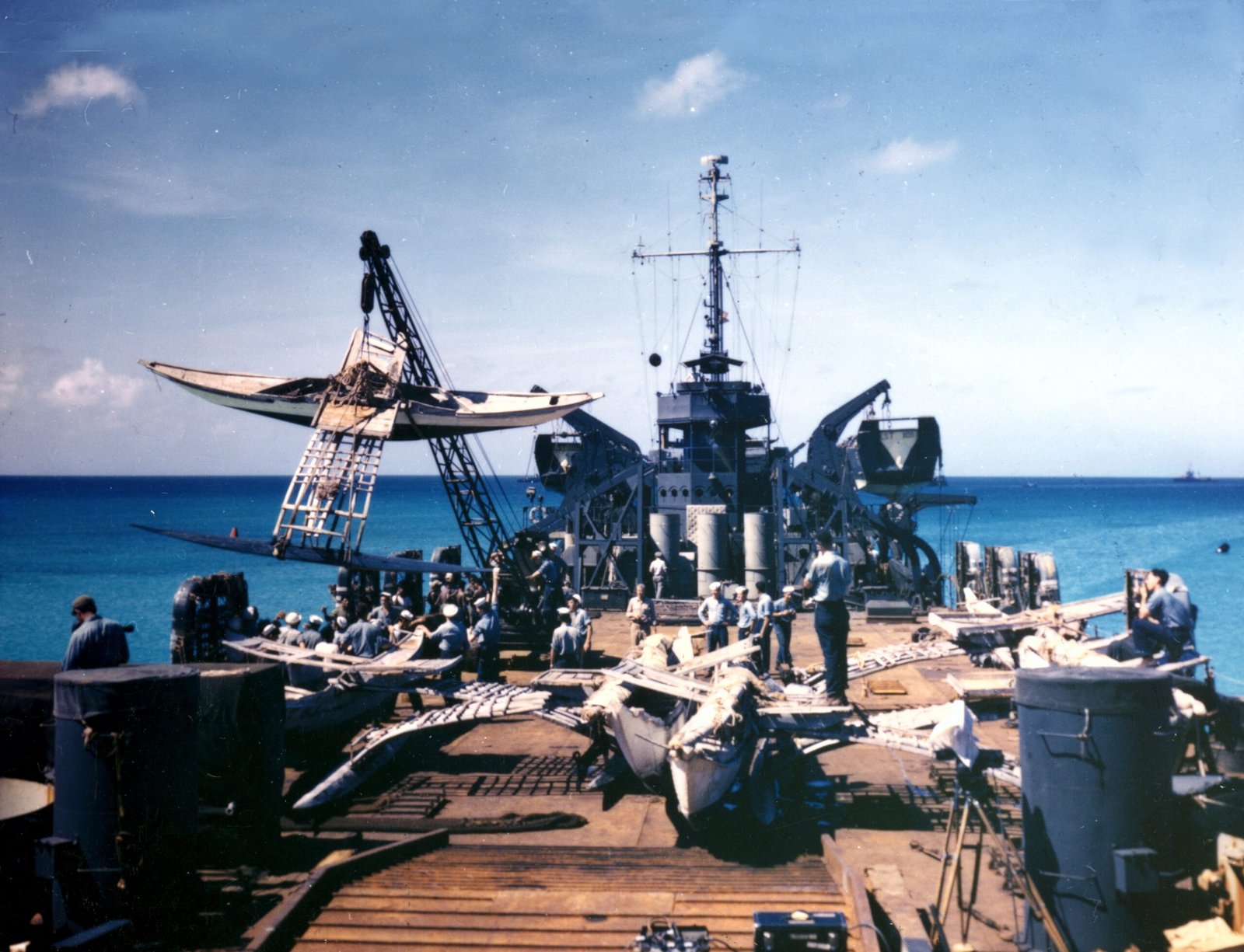 Una embarcación tradicional de Bikini es izada a bordo del LST-1108 durante el traslado de la población del atolón en marzo de 1946.